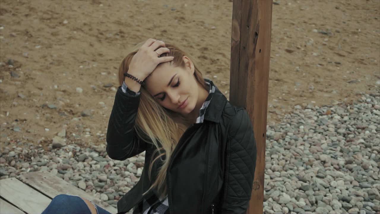 женщина наслаждается кофе на пляже