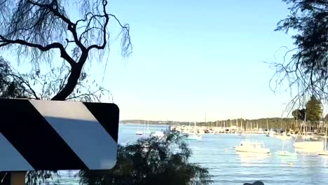 seguimiento disparado a través de peppermint grove a lo largo de la orilla del agua en perth, australia occidental