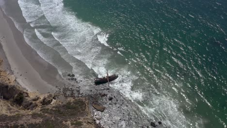 Altes-Holzboot-An-Einem-Unglaublichen-Strand-Auf-Grund-Gelaufen