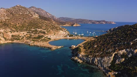 luftaufnahme der ägäischen jachthafenbucht mit antiken ausgrabungen in knidos, türkei