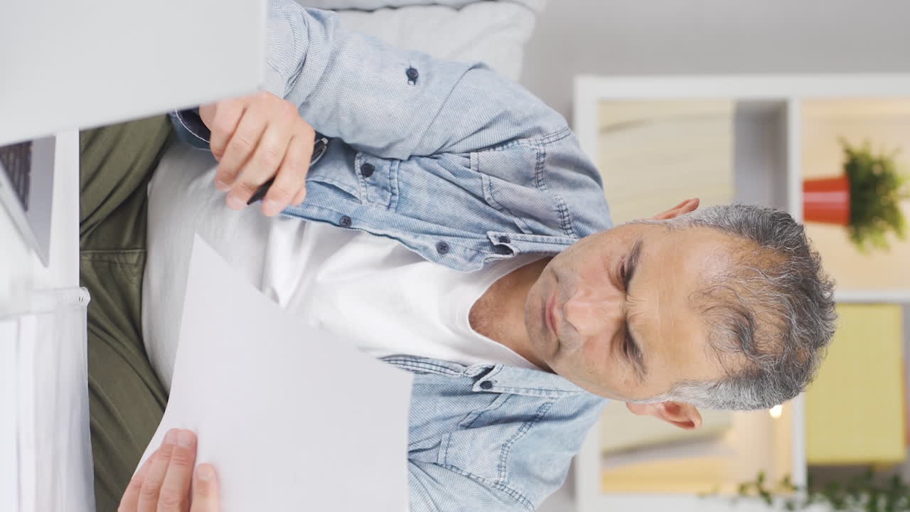 서류에 서명한 사람의 수직 영상입니다.