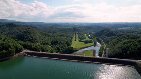 Por-Encima-De-La-Presa-En-El-Lago-South-Holston,-Cerca-De-Bristol,-Virginia,-En-El-Este-De-Tennessee