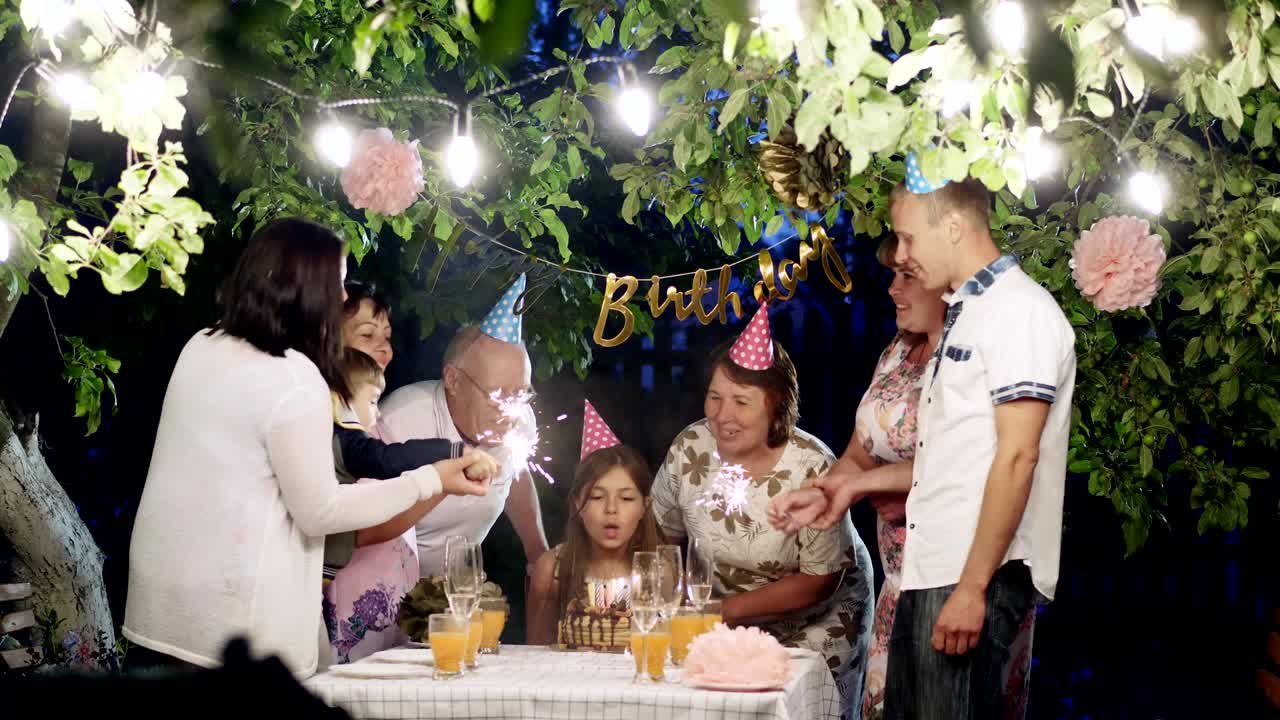 gran familia feliz celebrando el cumpleaños en casa en el patio trasero