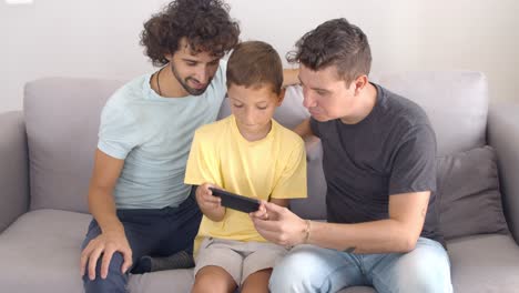 niño enfocado jugando en el teléfono móvil