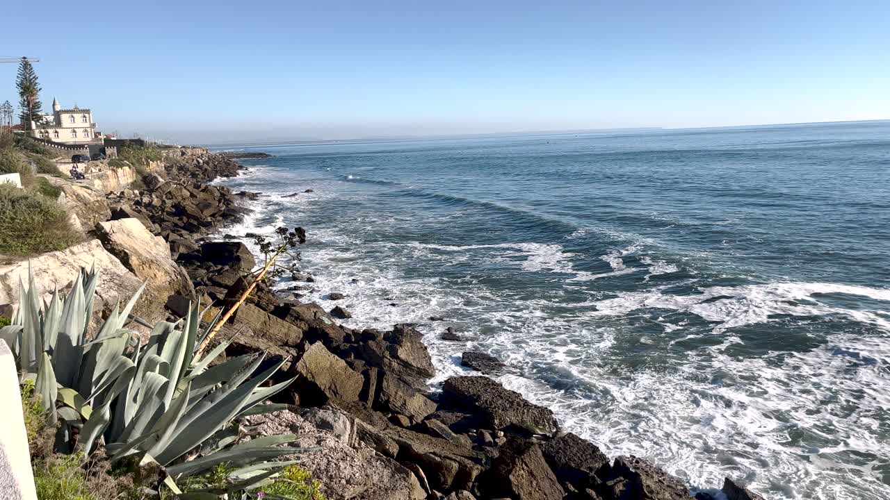 playa de clives en el océano mediterráneo vista en cámara lenta buen cielo azul