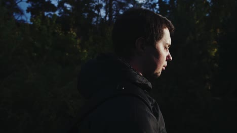hombre en un bosque