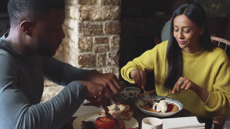 Pareja-En-La-Mesa-En-Un-Pub-Inglés-Tradicional-Desayunando