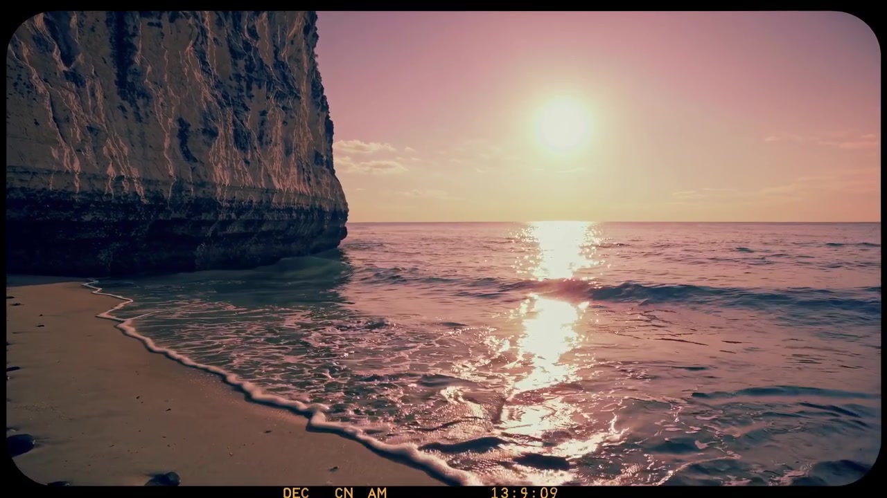 Ondas Suaves Batendo Contra a Praia de Areia ao Pôr do Sol