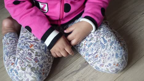 niña pequeña sentada en el suelo