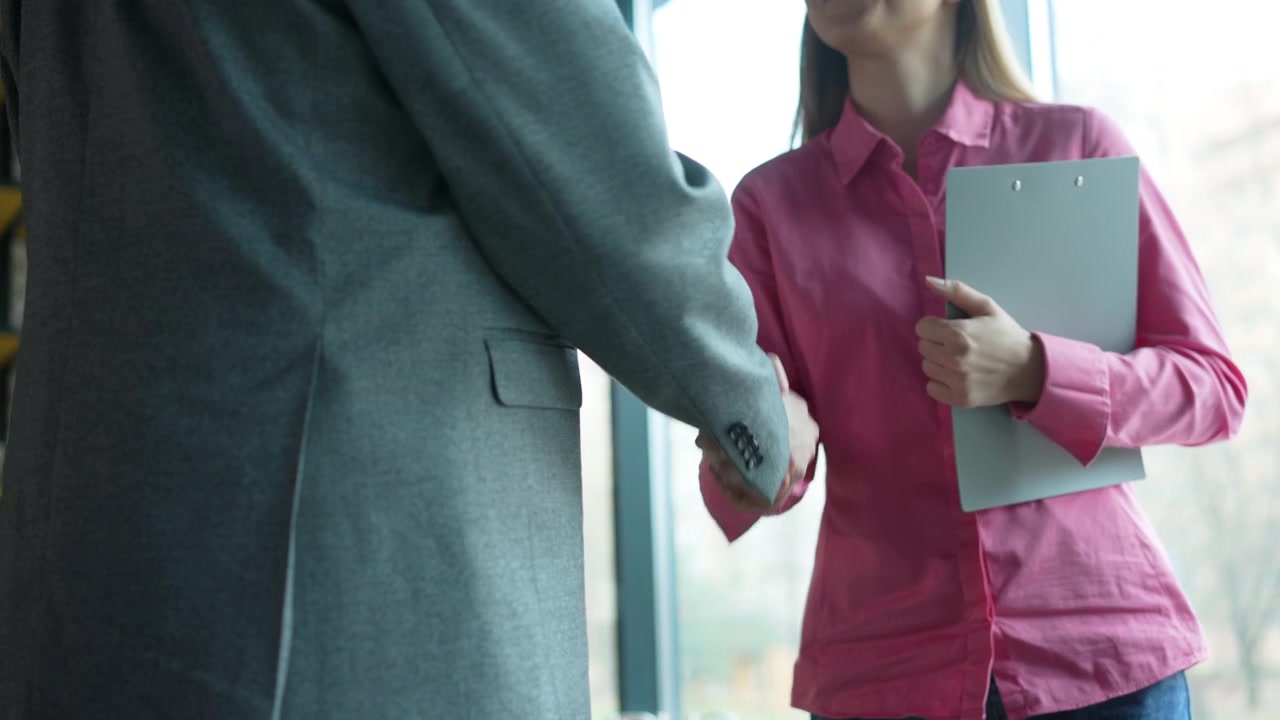 Profesionales de negocios estrechando la mano en la oficina moderna