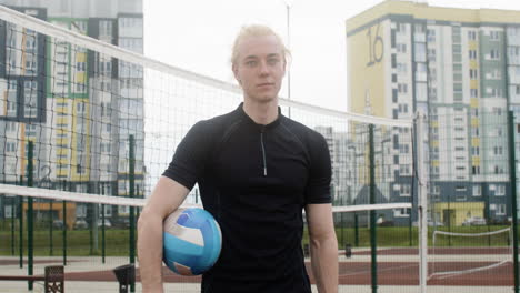 vista cercana del jugador de voleibol al aire libre.