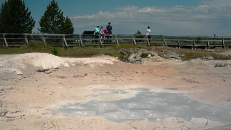 Geothermische-Heiße-Quelle,-Die-Mit-Menschen-Sprudelt,-Die-Im-Yellowstone-Nationalpark-Zusehen