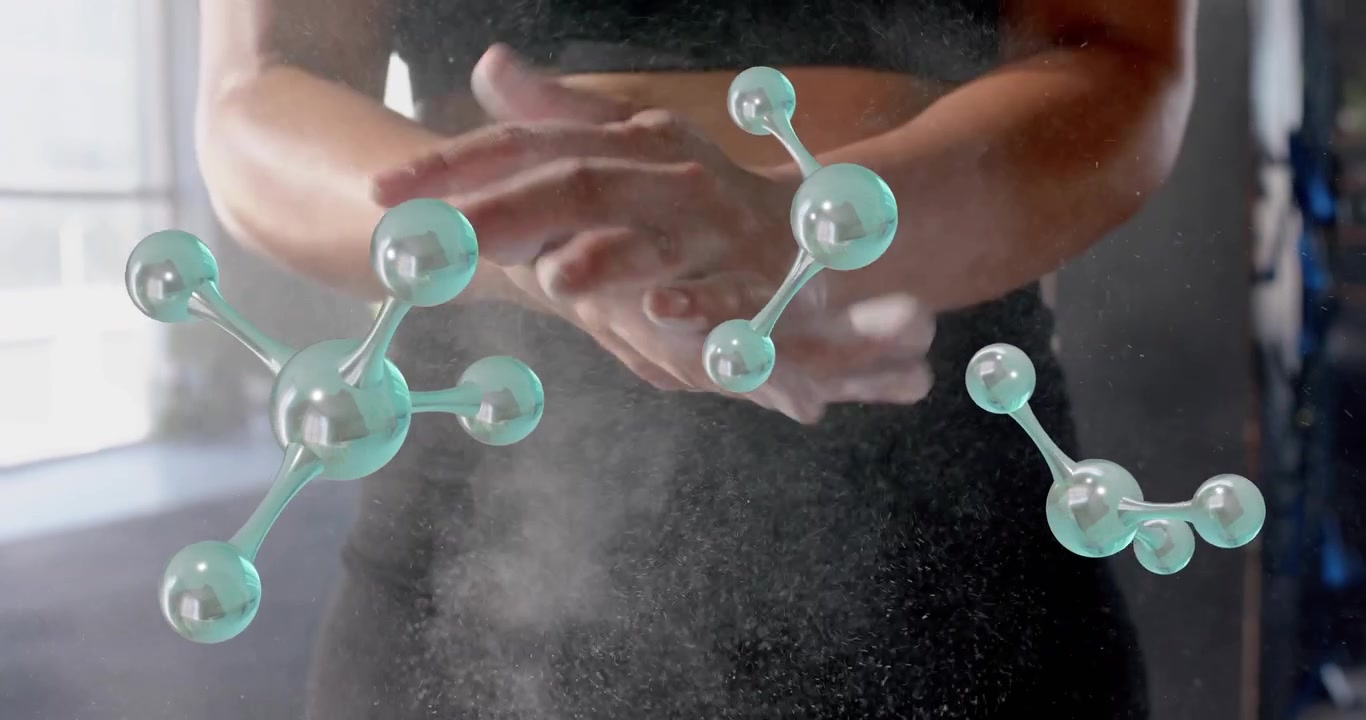 Kvindelig fitnessatlet rækker ud efter kalk, der udløser molekylære visualiseringer, klapper og forbereder sig på at løfte