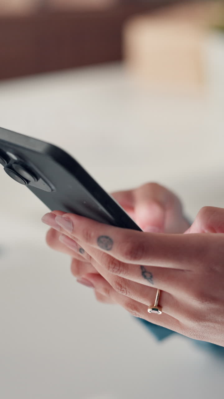Primo piano di mani che digitano e scorrono su uno smartphone