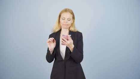 Mujer-De-Negocios-Bailando-Con-El-Teléfono-En-La-Mano.