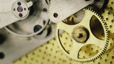 Internal-mechanism-of-working-mechanical-watches-1