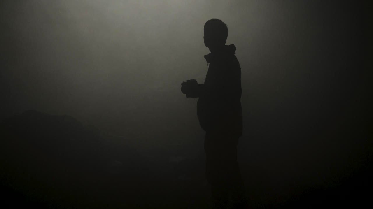 안개 속 의 사람 의 실루