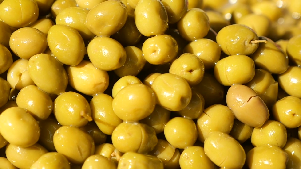 Primo piano di olive verdi fresche in una ciotola