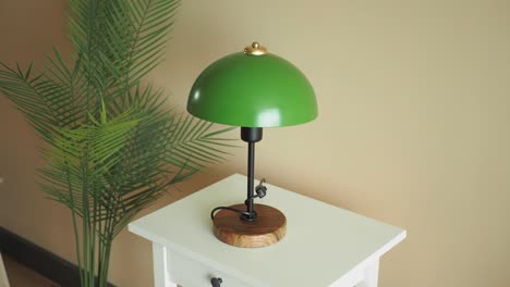 lámpara de mesa verde moderna con base de madera