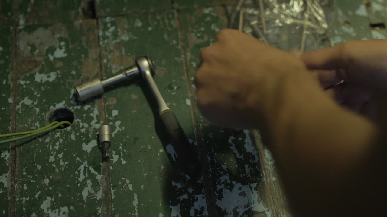 mans manos recogiendo tornillo de trinquete, tuerca y arandela