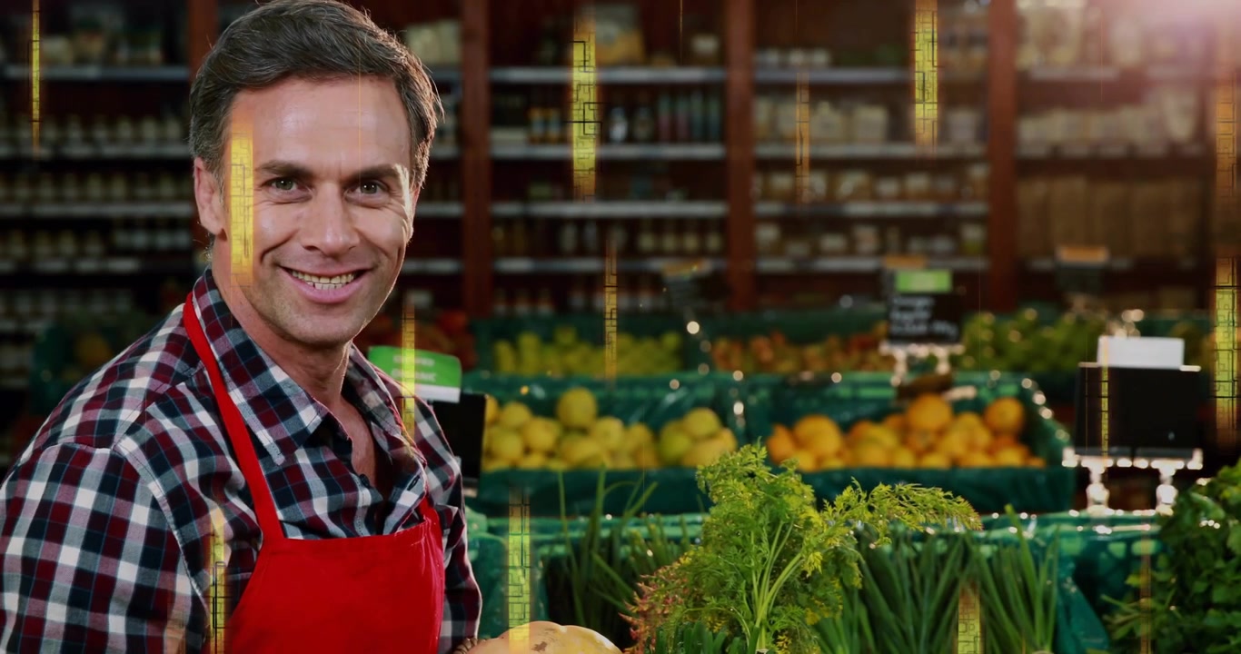 Trabajador con delantal rojo colocando productos en la cesta, primer plano de la mano iniciando un retroceso, revisando una patata.