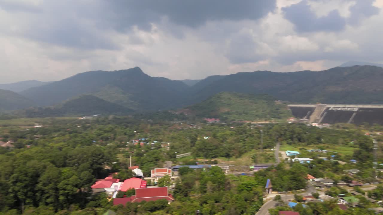 toma panorámica de drones aéreos con fondo montañoso y paisaje escénico que revela un embalse tailandés en nakhon nayok, tailandia