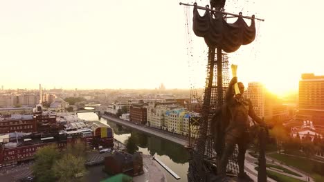 el amanecer sobre la ciudad de moscú y el monumento a los conquistadores de siberia