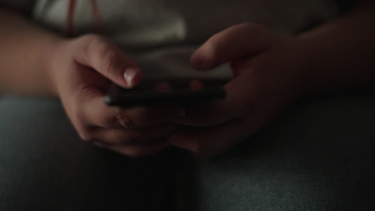 человек, использующий смартфон