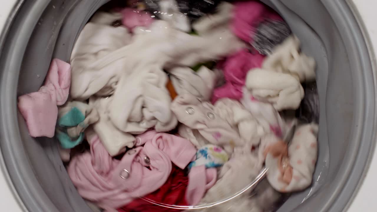 세탁기에서 아이들의 옷을 보세요.