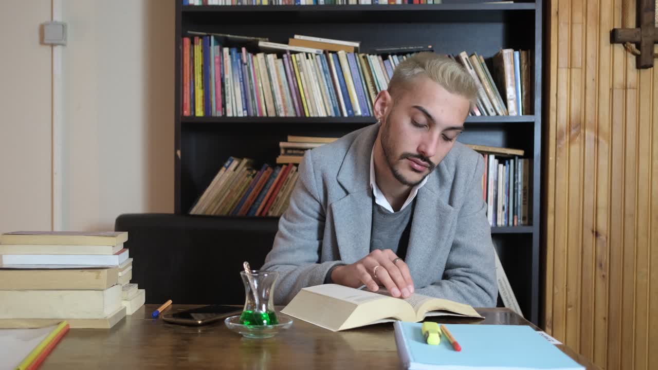 hombre de lectura cruzada en la novela