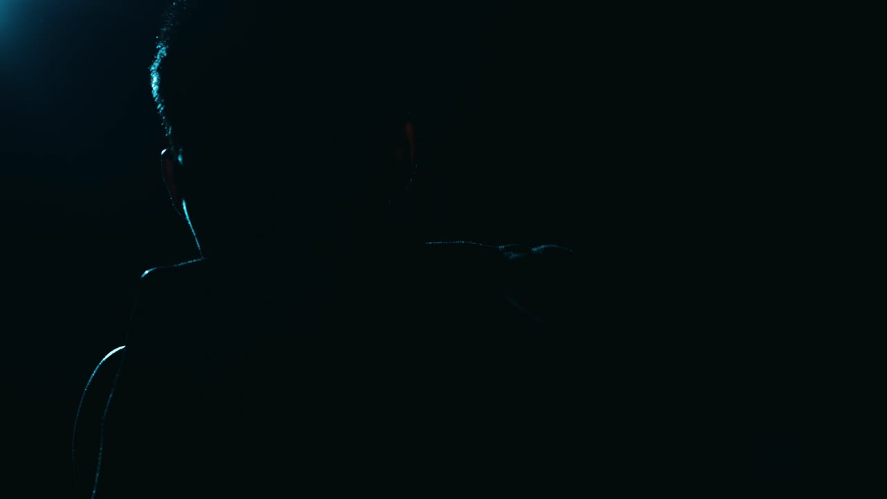 силуэт человека при слабом освещении