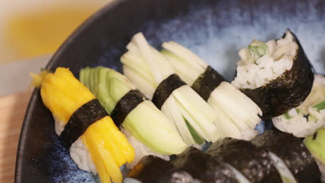 Platte-Mit-Sushi-Rollen-Und-Nigiri-Sushi,-Serviert-In-Einem-Japanischen-Restaurant