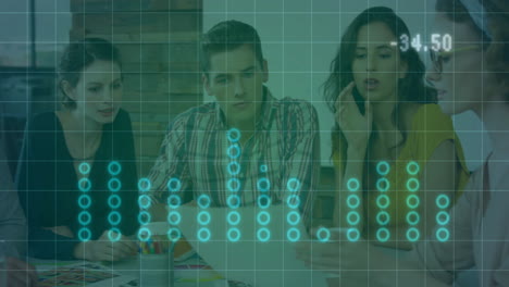 analizando la animación de datos sobre un grupo de personas que discuten en la oficina