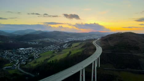 Hora-Dorada-En-El-Puente-De-Autopista-Más-Alto-De-Sauerland,-Talbrücke-Nuttlar:-Una-Vista-Aérea-Del-Flujo-De-Tráfico-En-La-Autopista-46