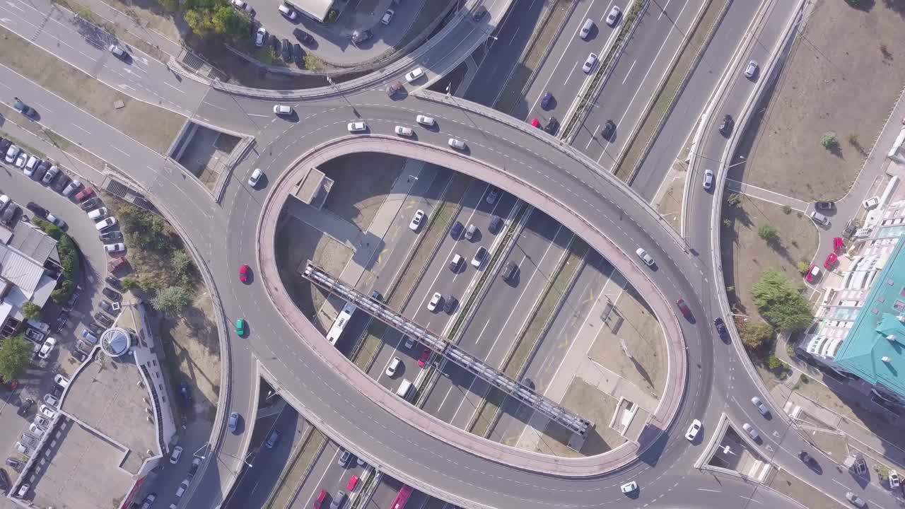 둥근 교차로 와 고속도로 의 아름다운 회전 안테나