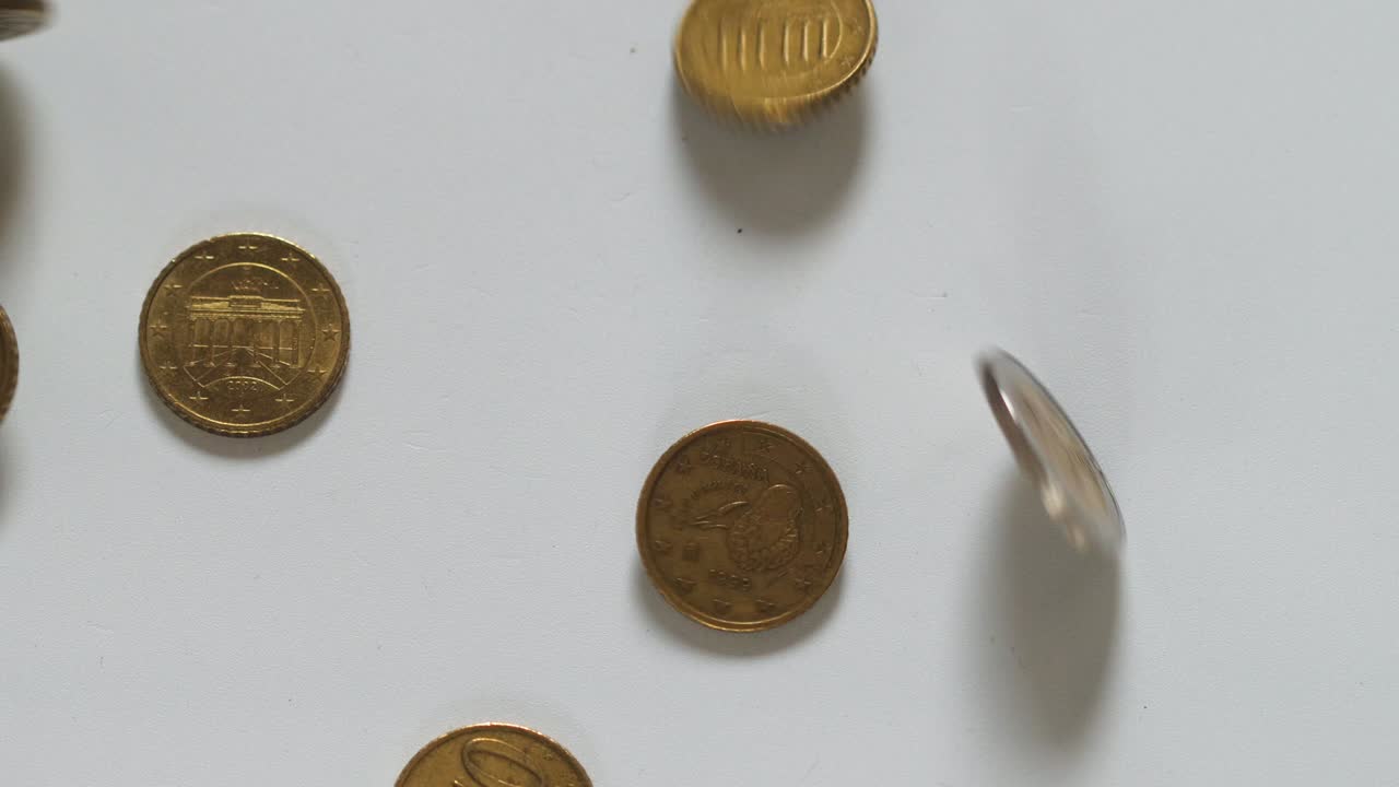 monedas de euro que caen al suelo - cámara lenta