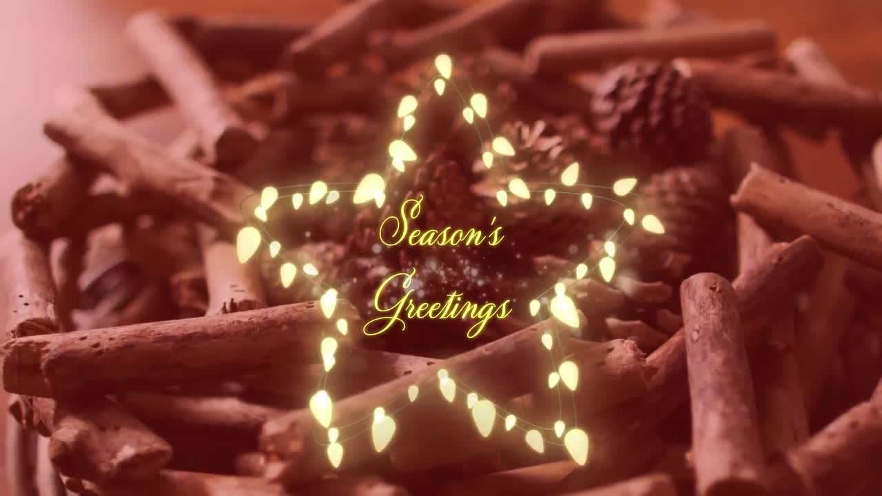 クリスマスのリースを背景にしたシーズンズグリーティングの文字のアニメーション