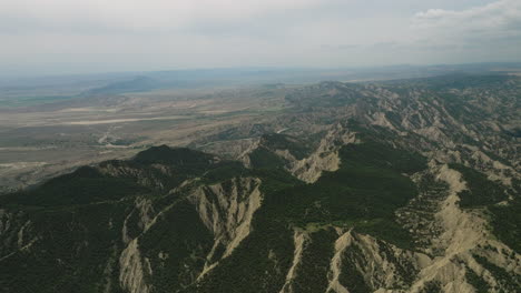 zona árida de la colina de la estepa en la reserva natural de vashlovani en georgia