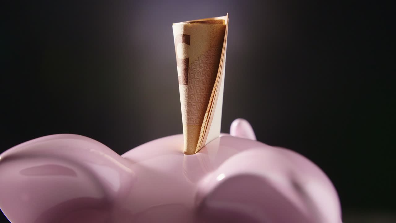 50 유로의 돼지 가방이 테이블을 돌리고 있습니다.