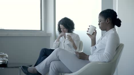 Mujeres-Empresarias-Con-Gadgets-Y-Vasos-De-Papel.