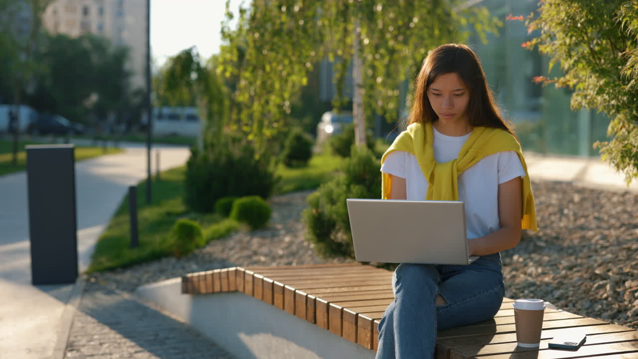 mujer trabajando en una computadora portátil en un parque