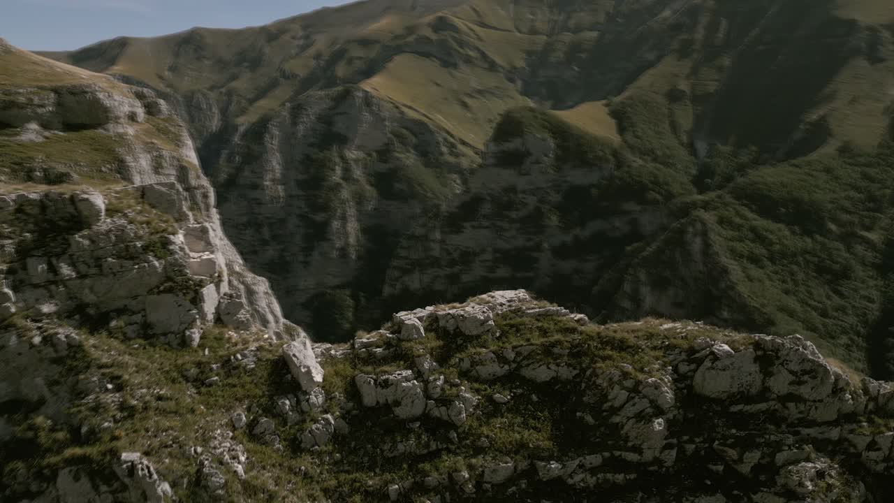un metraje de avión no tripulado sobre las montañas sibillini