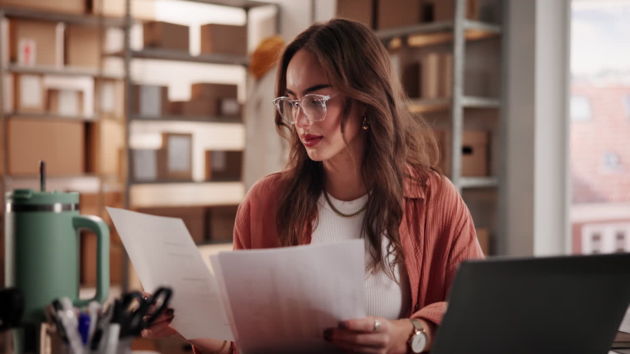 Empreendedora Lendo Documentos em Seu Escritório de E-commerce