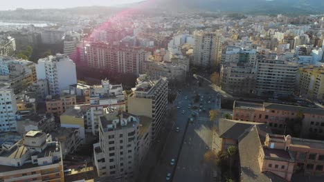 Drone-Filmando-Algo-De-Tráfico-De-Coches-En-Las-Calles-De-Palma-De-Mallorca