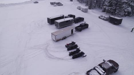 Mittags-Bergparkplatz-Im-Schnee-Erschossen