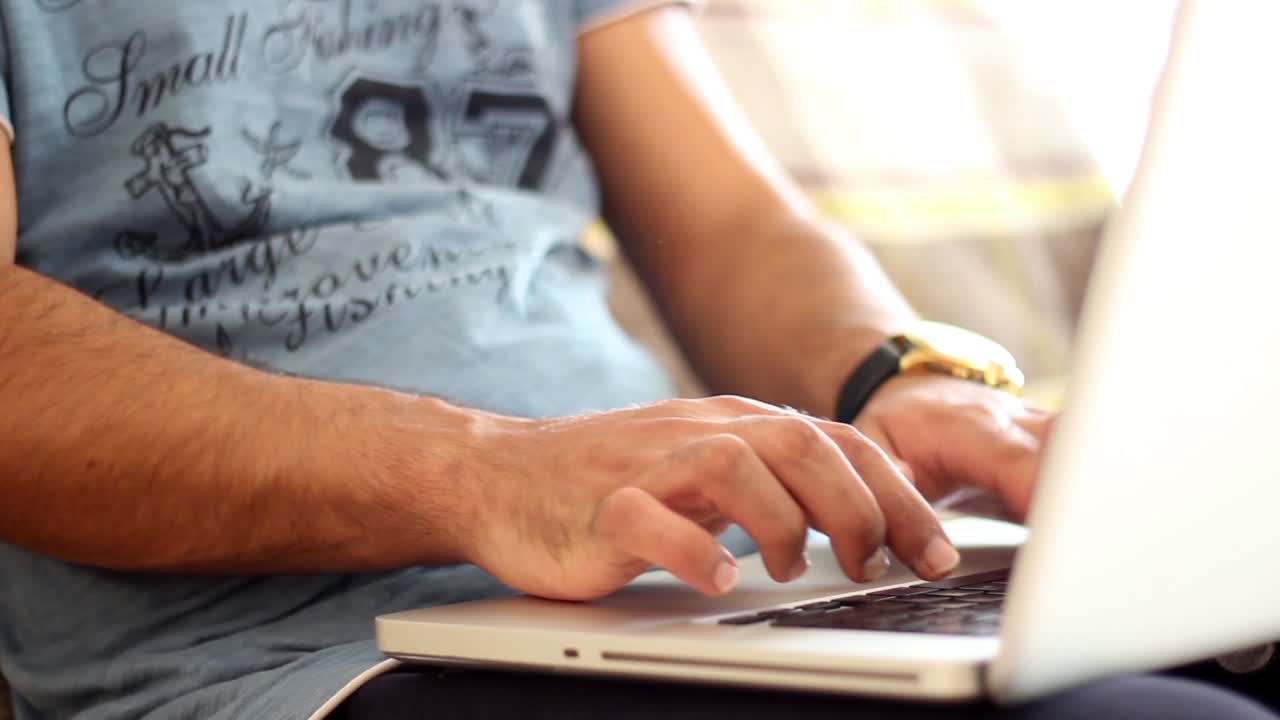 年轻的自由职业者在家里通过笔记本电脑工作 男人的手在电脑上打字 1