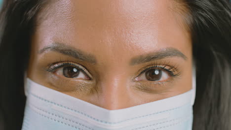 Cerrar-Los-Ojos-De-Una-Mujer-Madura-Que-Usa-Mascarilla-Durante-Una-Pandemia-De-Salud