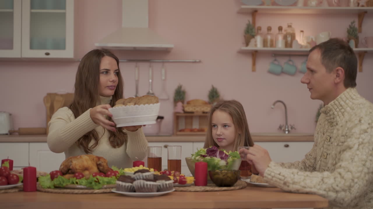 familia feliz juntos en la cena de navidad