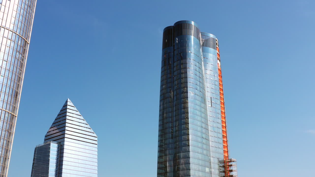 Riprese aeree con drone in orbita dell'edificio Fifteen Hudson Yards a Hudson Yards, New York, che catturano i brillanti riflessi del vetro e del sole.