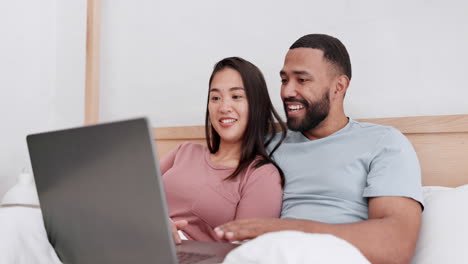 dormitorio, computadora portátil y pareja riendo